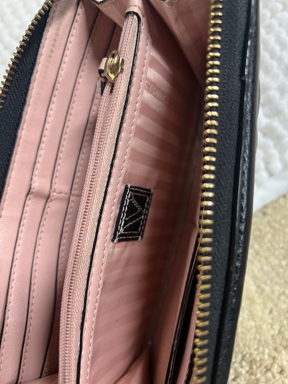 Victoria Secret Black Quilted Women's Zip Wallet - Picture 2 of 4